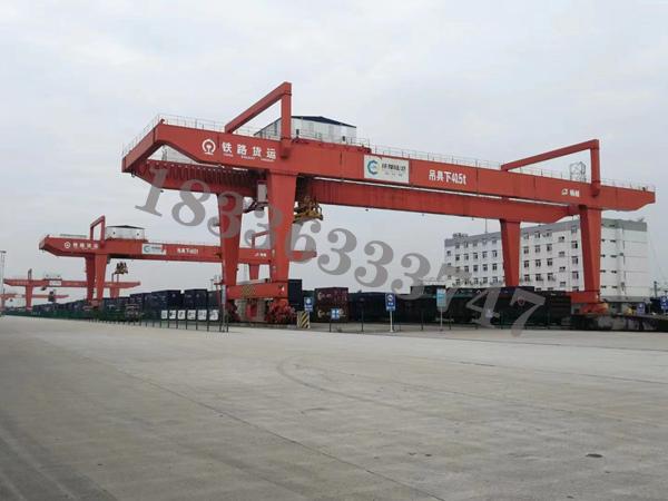 广东佛山轨道式集装箱龙门吊在专门铺设的钢轨上行走