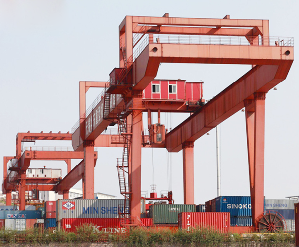 河北唐山U型支腿双外悬集装箱龙门吊用在大型铁路货场