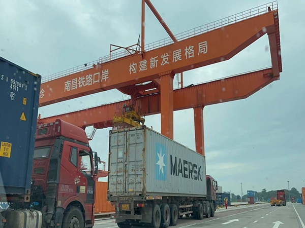 河北邯郸龙门吊厂家介绍轨道式集装箱门机特点