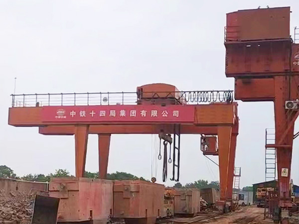 河北承德轨道式集装箱龙门吊用于港口码头堆场作业
