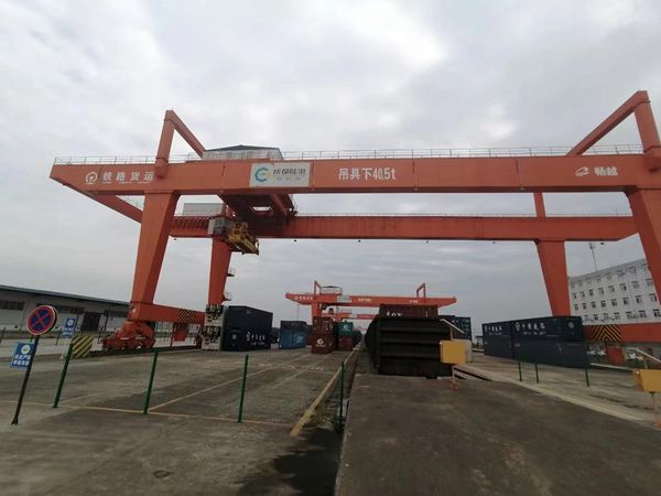 江苏连云港轨道式集装箱龙门吊吊装时要考虑堆几跨几