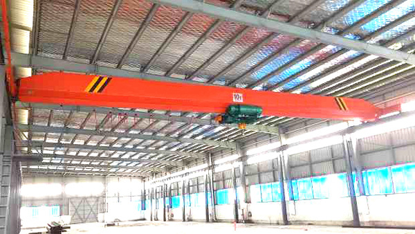 山东临沂新型桥式起重机厂家总结了桥吊冲顶的原因