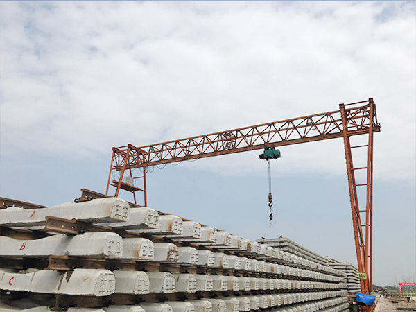 安徽合肥防爆门式起重机厂家80吨送货到安装现场