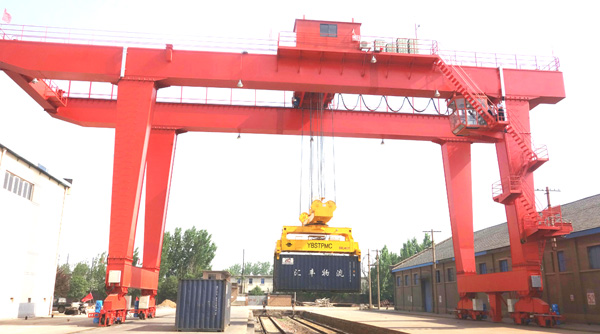 河北黄骅集装箱龙门吊厂家铁路货场双外悬龙门吊有货
