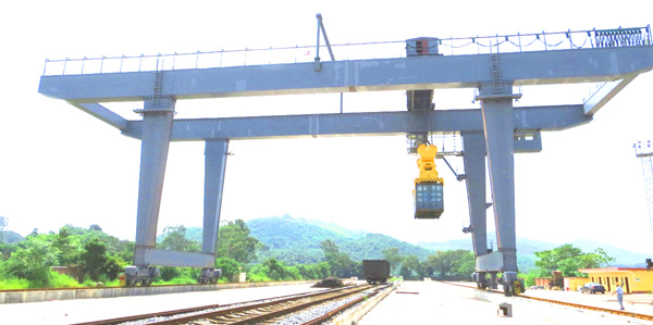 河北唐山集装箱龙门吊厂家港口码头集装箱堆放用龙门吊