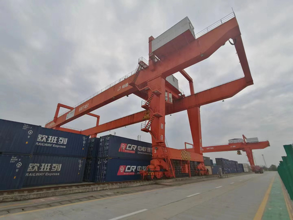 河北唐山轨道式集装箱门式起重机4种类型详解