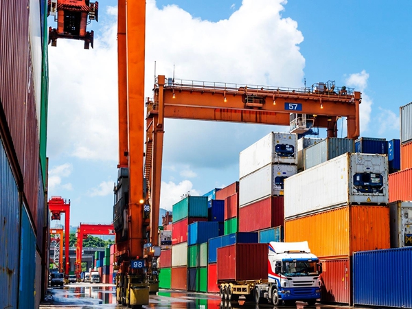 山东日照集装箱龙门吊轻松吊运铁路T型梁