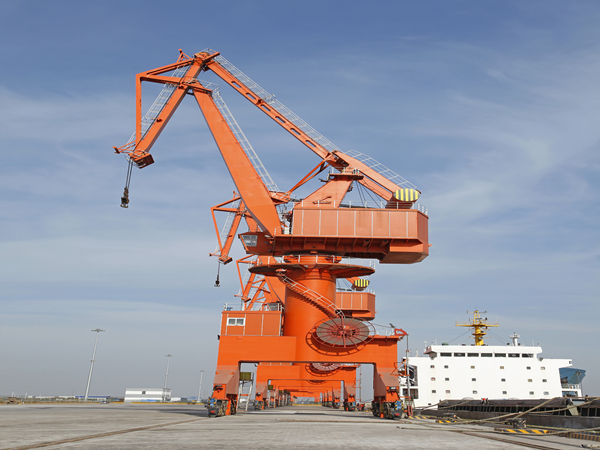 详细介绍门座式起重机怎样稳定吊装物料