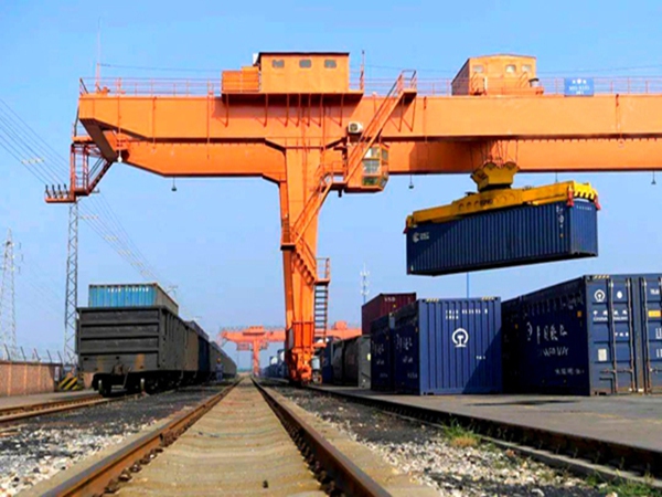 大车机构在集装箱龙门吊中的作用是什么