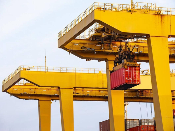 不同类型的集装箱起重机有哪些作业场景