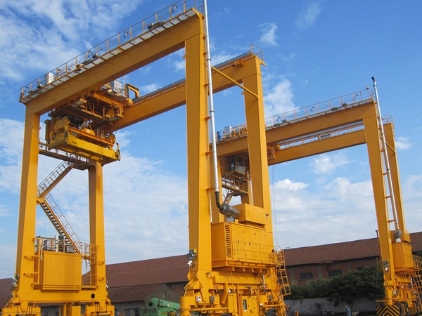 如何根据货物特性调整集装箱起重机参数