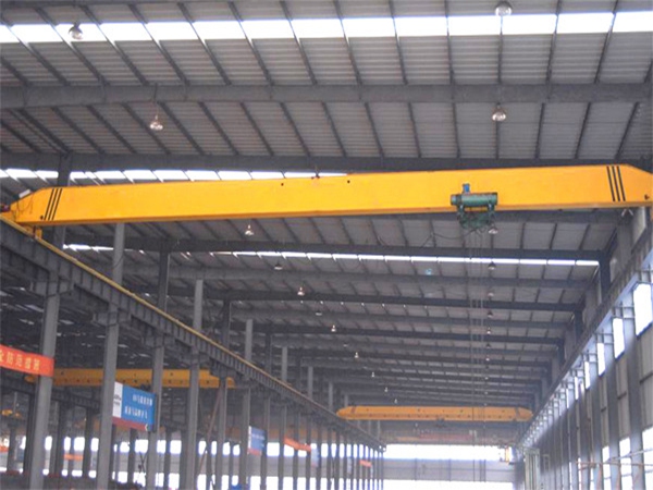 单梁行车在满载和轻载时操作上有何不同