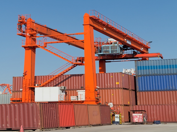 集装箱龙门吊的安全性设计有哪些特点